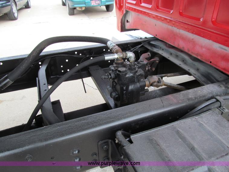 image for item D7068 1995 Ford F800 flatbed truck