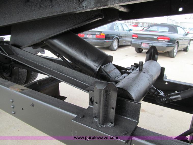 image for item D7068 1995 Ford F800 flatbed truck