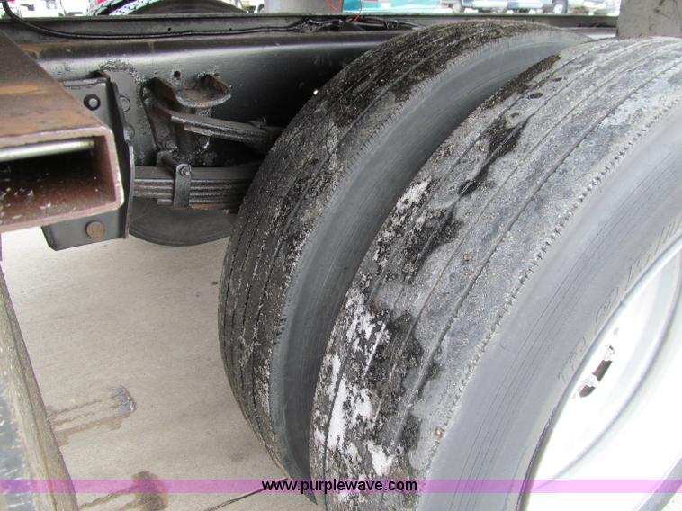 image for item D7068 1995 Ford F800 flatbed truck