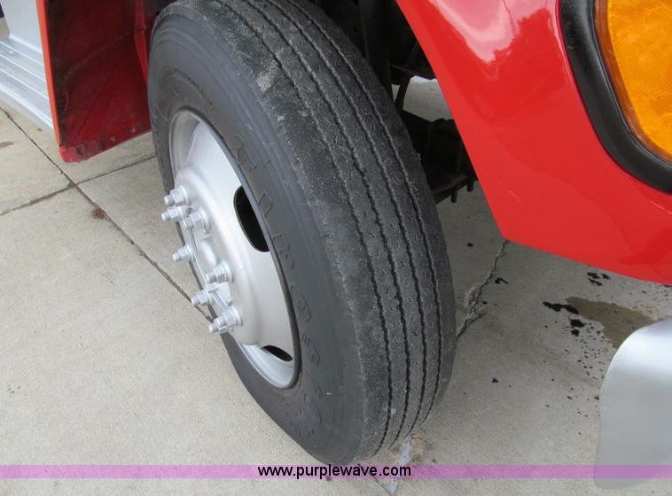 image for item D7068 1995 Ford F800 flatbed truck