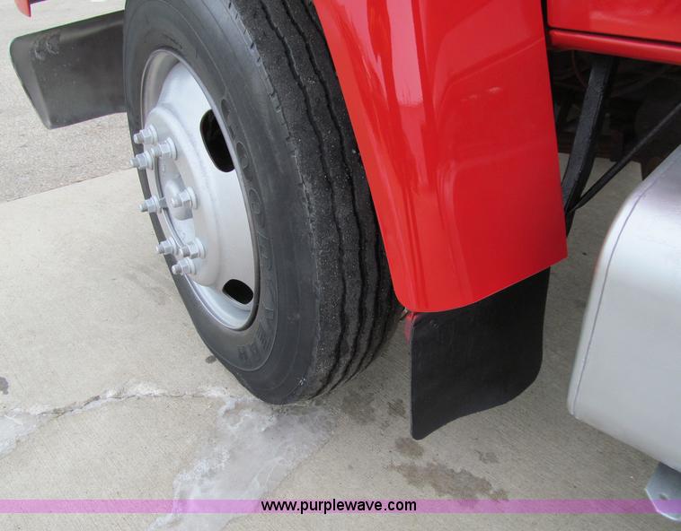 image for item D7068 1995 Ford F800 flatbed truck