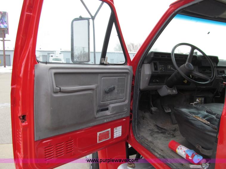 image for item D7068 1995 Ford F800 flatbed truck