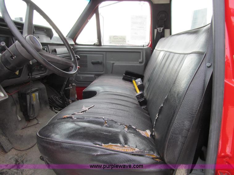 image for item D7068 1995 Ford F800 flatbed truck