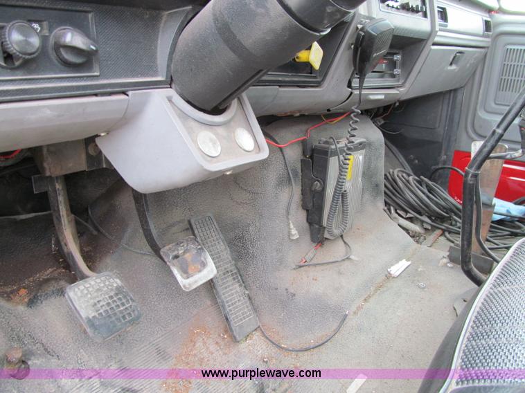 image for item D7068 1995 Ford F800 flatbed truck