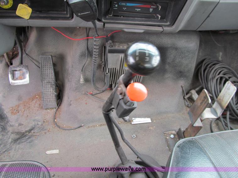 image for item D7068 1995 Ford F800 flatbed truck