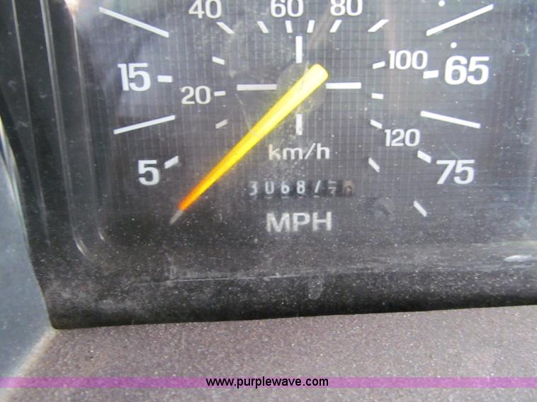 image for item D7068 1995 Ford F800 flatbed truck