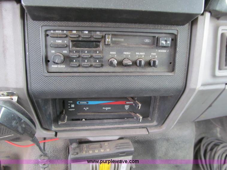 image for item D7068 1995 Ford F800 flatbed truck