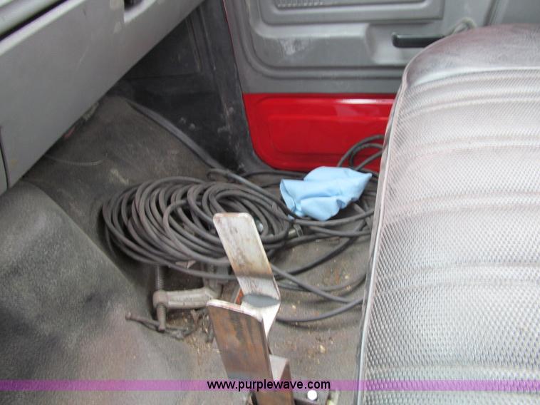 image for item D7068 1995 Ford F800 flatbed truck