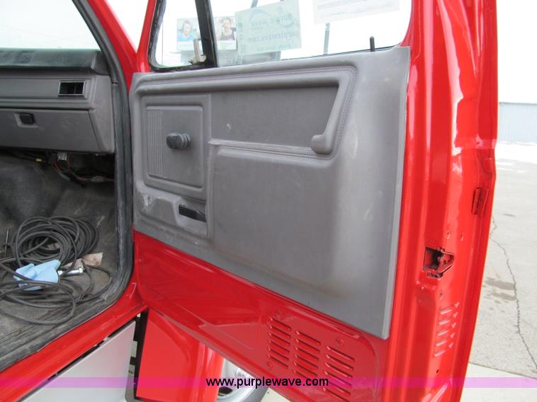 image for item D7068 1995 Ford F800 flatbed truck