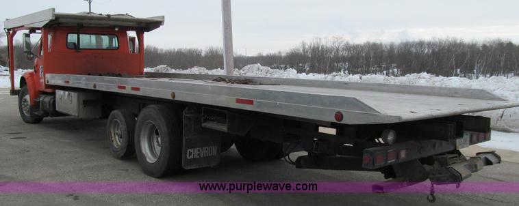 image for item D7070 2002 International 4900 roll off truck