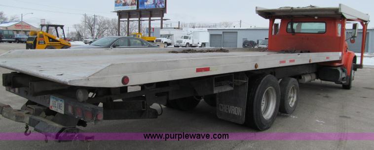 image for item D7070 2002 International 4900 roll off truck