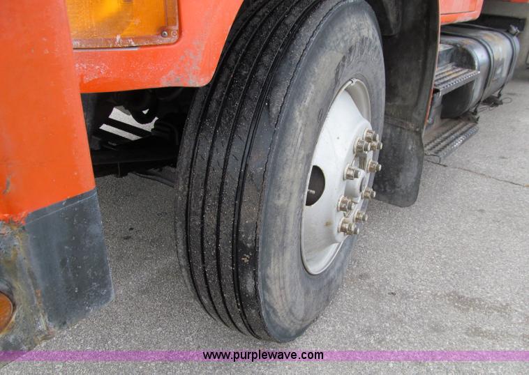 image for item D7070 2002 International 4900 roll off truck