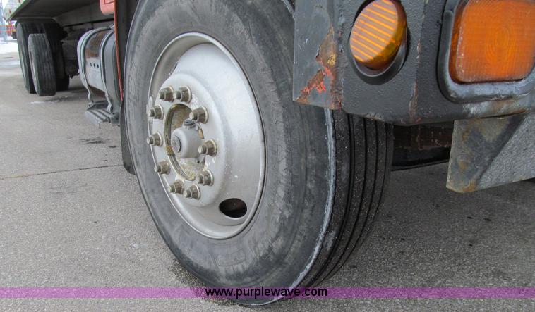 image for item D7070 2002 International 4900 roll off truck