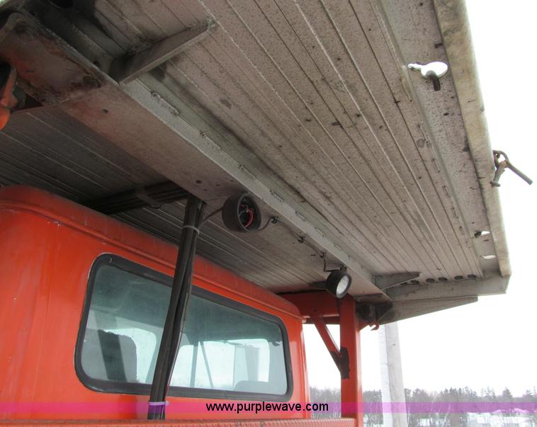 image for item D7070 2002 International 4900 roll off truck