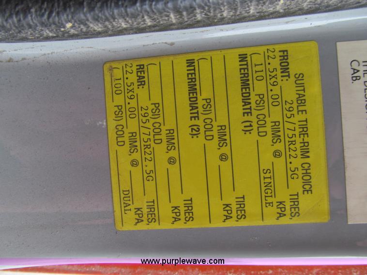 image for item D7070 2002 International 4900 roll off truck