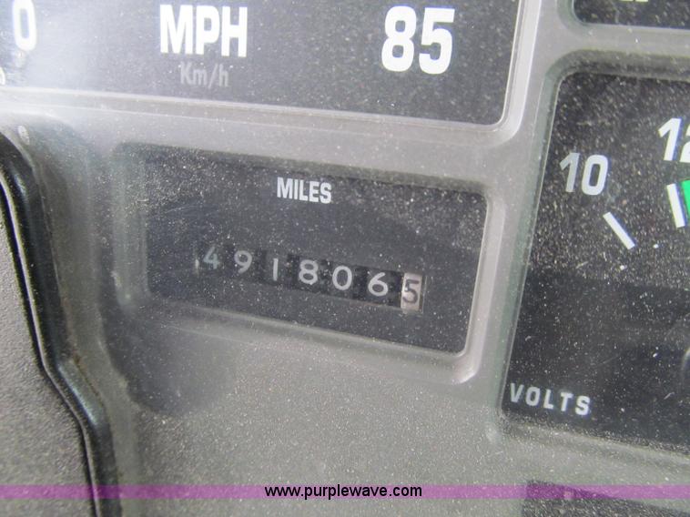 image for item D7070 2002 International 4900 roll off truck