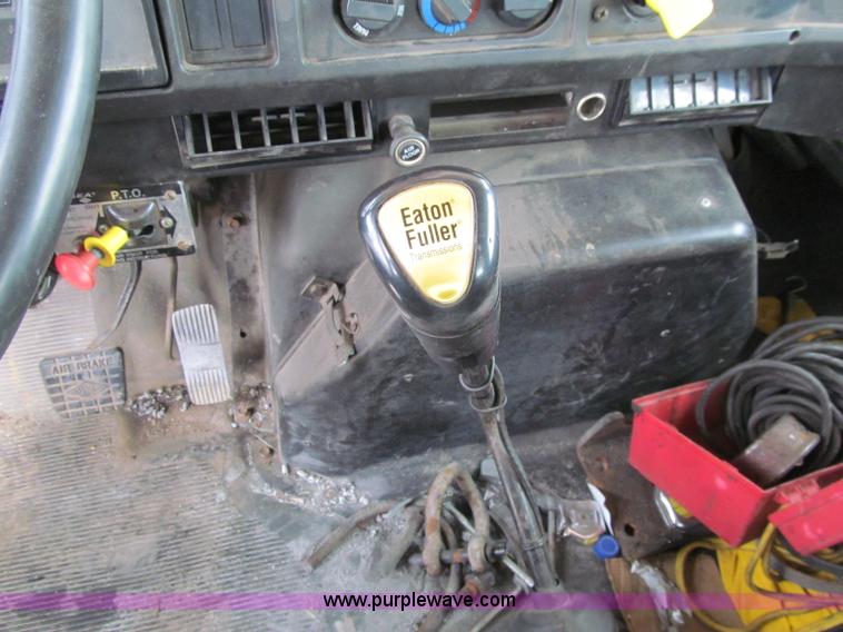 image for item D7070 2002 International 4900 roll off truck