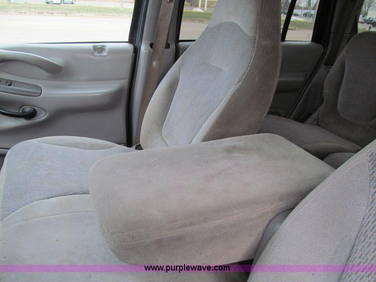 image for item D7124 1999 Ford Expedition XLT SUV