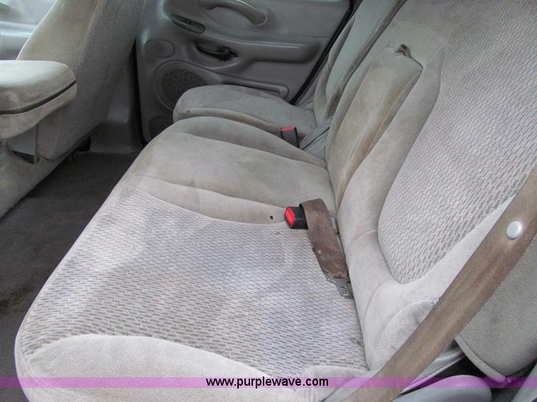 image for item D7124 1999 Ford Expedition XLT SUV