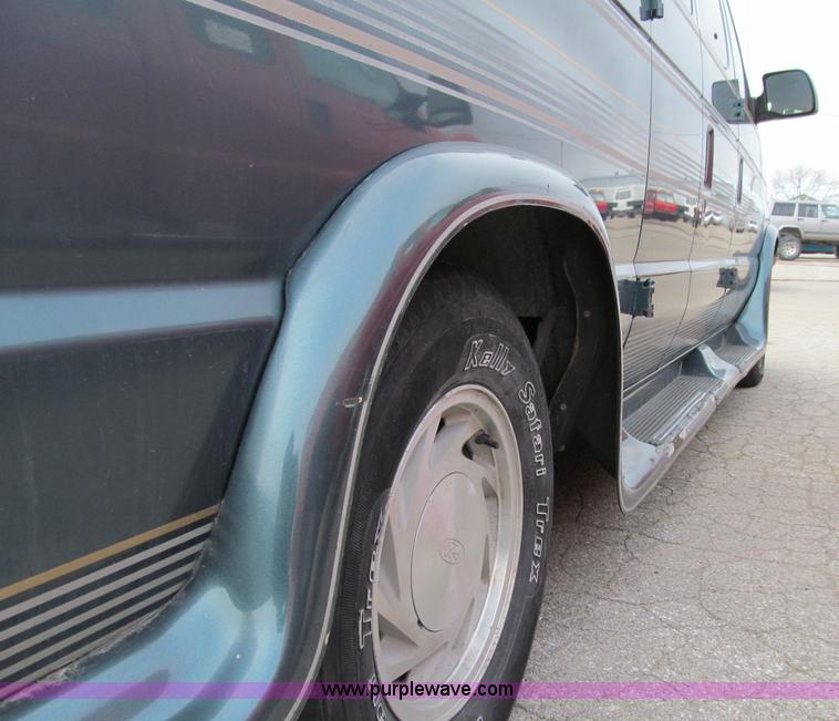 image for item D7126 1997 Ford Econoline E150 van