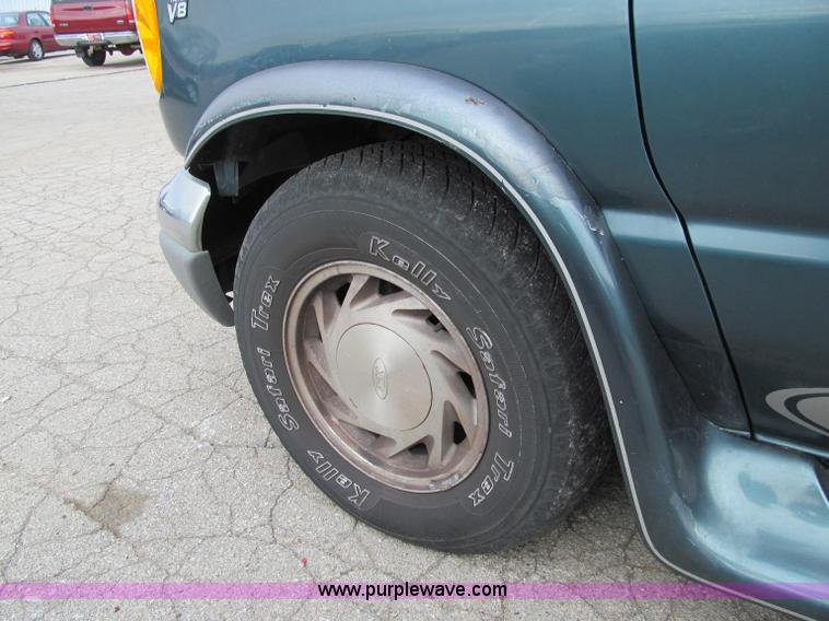 image for item D7126 1997 Ford Econoline E150 van