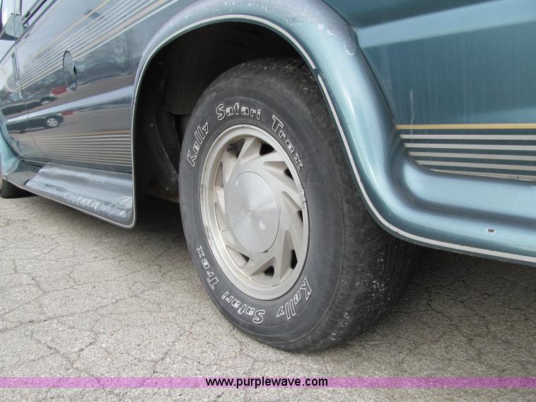 image for item D7126 1997 Ford Econoline E150 van