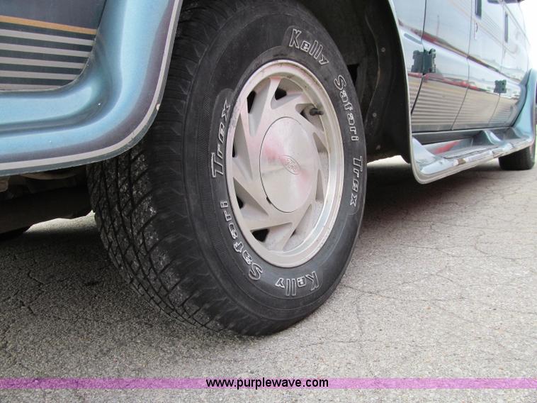 image for item D7126 1997 Ford Econoline E150 van