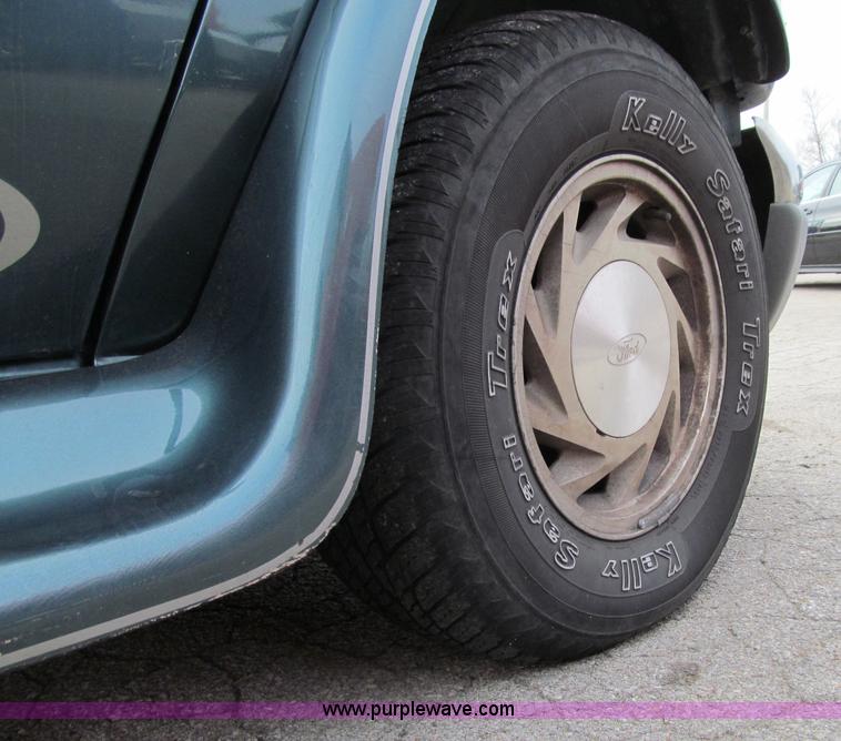 image for item D7126 1997 Ford Econoline E150 van