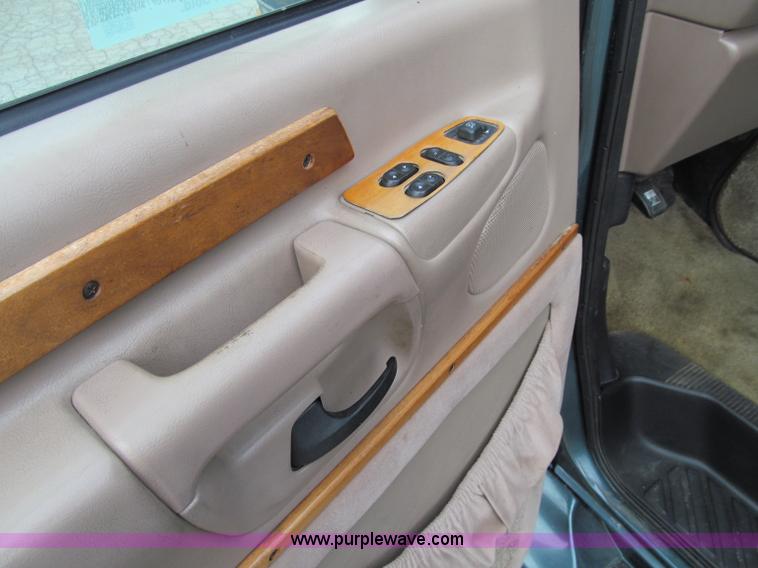 image for item D7126 1997 Ford Econoline E150 van