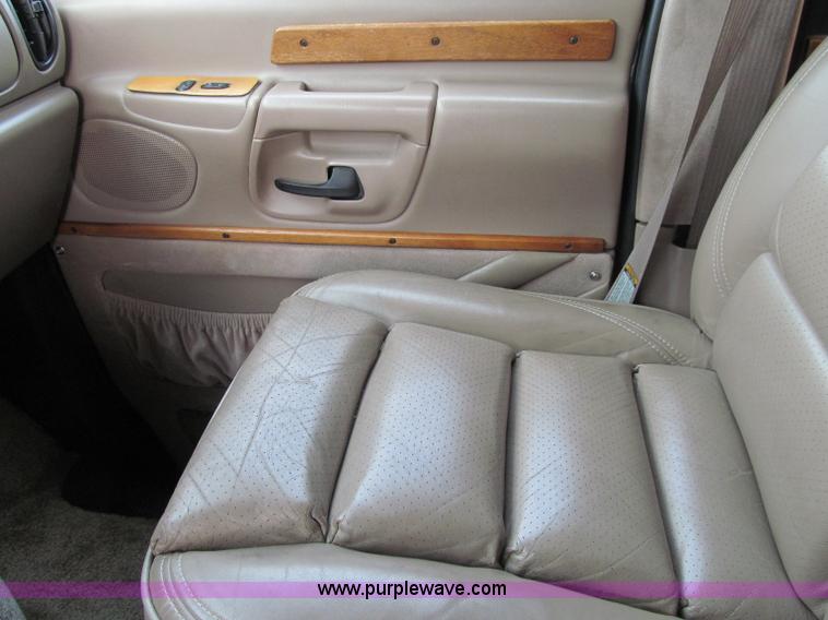 image for item D7126 1997 Ford Econoline E150 van