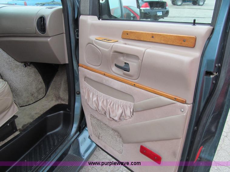 image for item D7126 1997 Ford Econoline E150 van