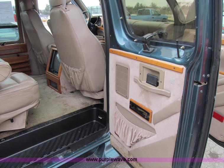 image for item D7126 1997 Ford Econoline E150 van