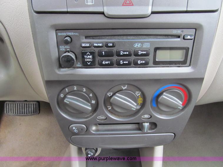 image for item D7130 2002 Hyundai Accent GL