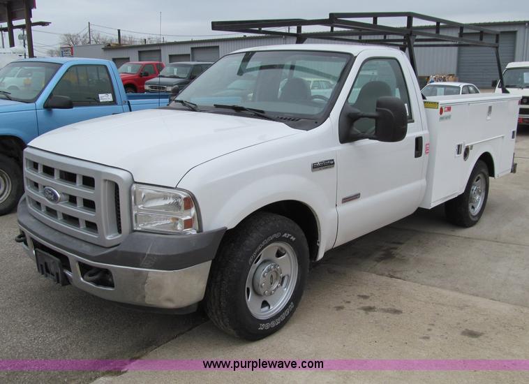 image for item D7132 2006 Ford F350 XL Super Duty service truck