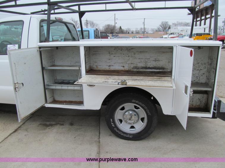 image for item D7132 2006 Ford F350 XL Super Duty service truck