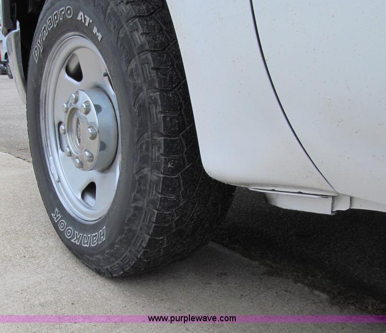 image for item D7132 2006 Ford F350 XL Super Duty service truck