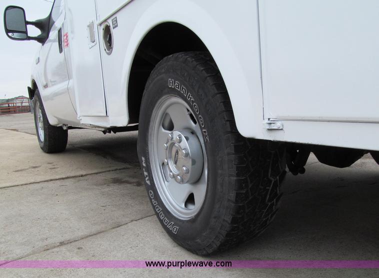 image for item D7132 2006 Ford F350 XL Super Duty service truck