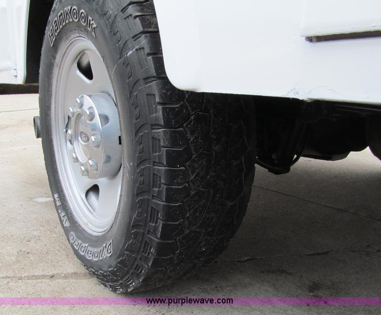 image for item D7132 2006 Ford F350 XL Super Duty service truck