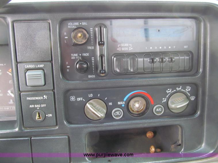 image for item D7133 1997 GMC Sierra 1500 SL pickup truck