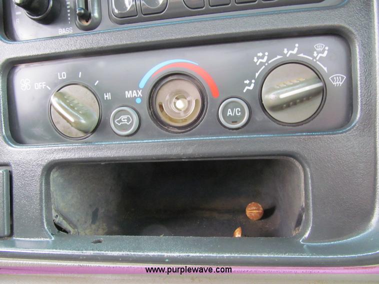 image for item D7133 1997 GMC Sierra 1500 SL pickup truck