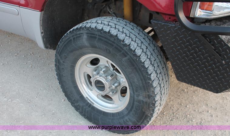 image for item E2532 2003 Ford F250 Super Duty SuperCab pickup truck