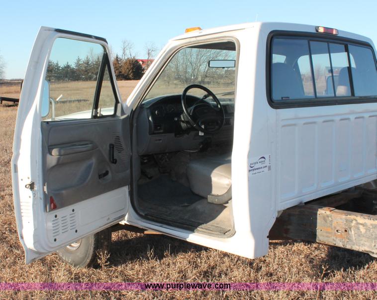 image for item E2539 1997 Ford F450 Super Duty cab and chassis