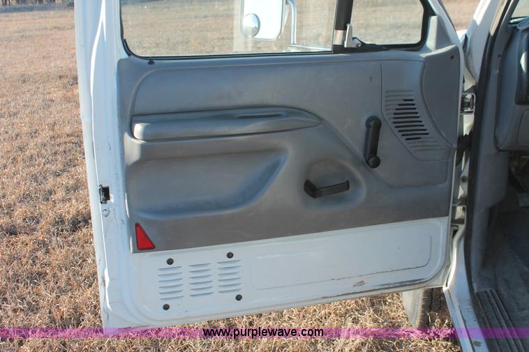 image for item E2539 1997 Ford F450 Super Duty cab and chassis