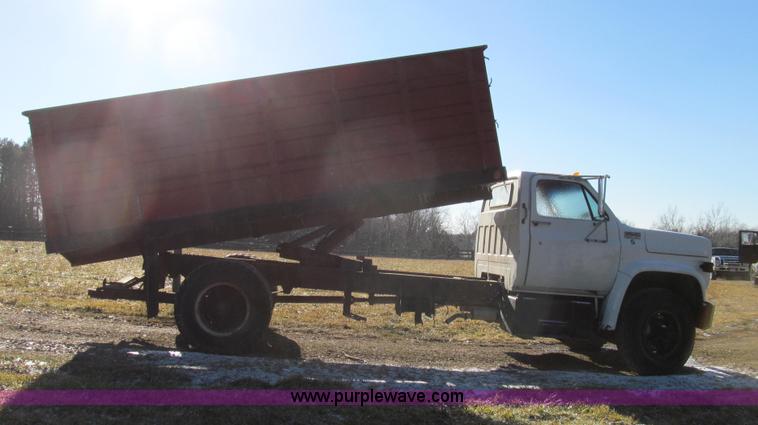 image for item E3656 1977 GMC 6500 dump truck