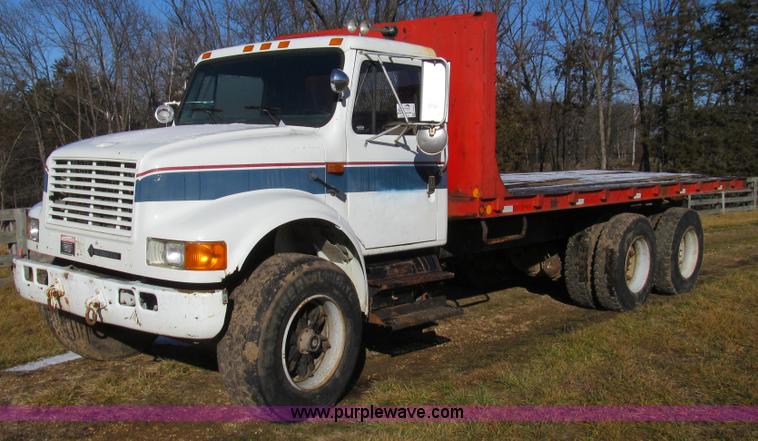 image for item E3657 1995 International 4900 flatbed truck