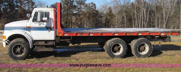 image for item E3657 1995 International 4900 flatbed truck