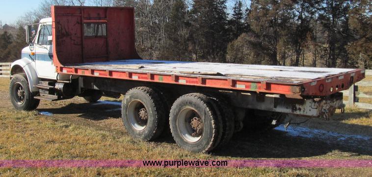 image for item E3657 1995 International 4900 flatbed truck