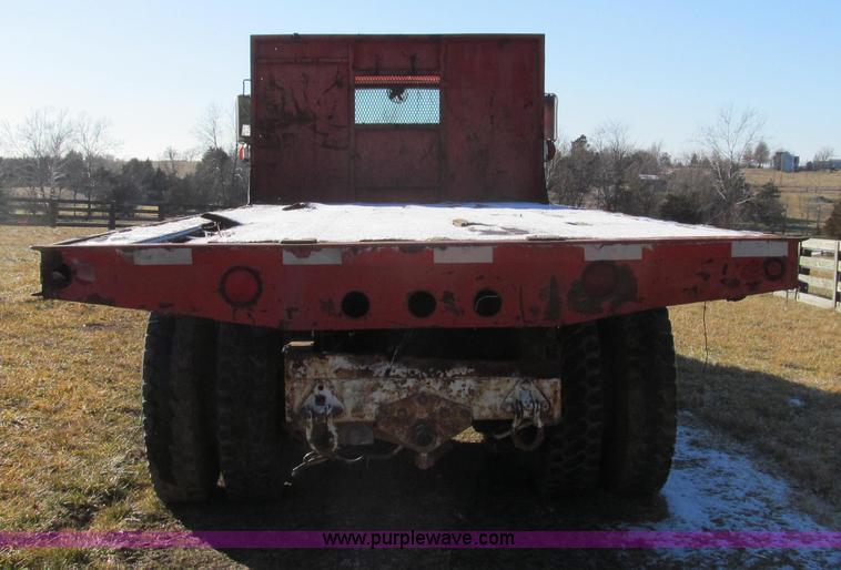 image for item E3657 1995 International 4900 flatbed truck