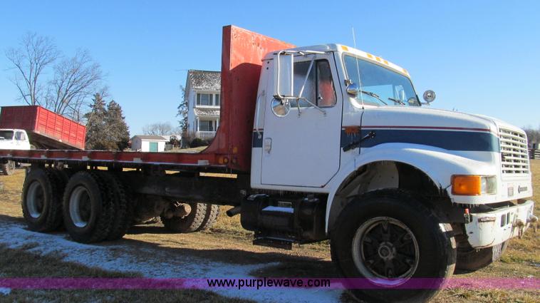 image for item E3657 1995 International 4900 flatbed truck