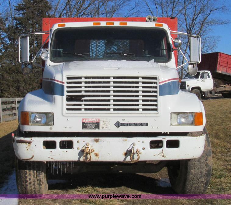 image for item E3657 1995 International 4900 flatbed truck